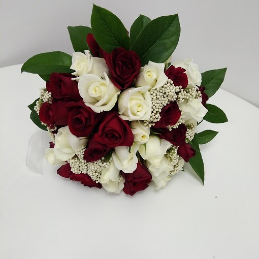 Красивый букет невесты из озотамнуса, кенийской розы и зелени.
