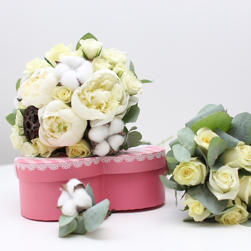 Свадебный набор невесты: букет невесты из пионов и роз, дублёр и бутоньерка