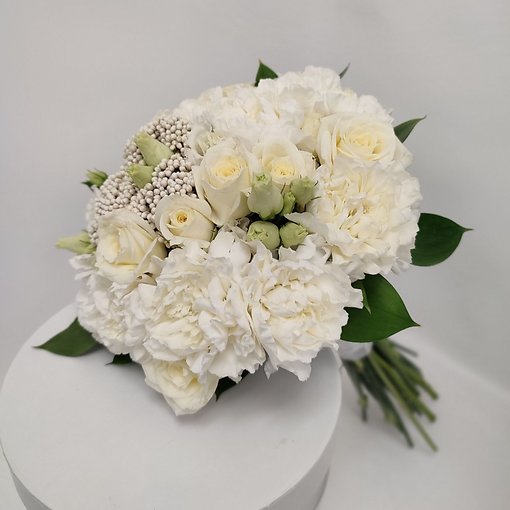 Классический букет невесты в белом цвете