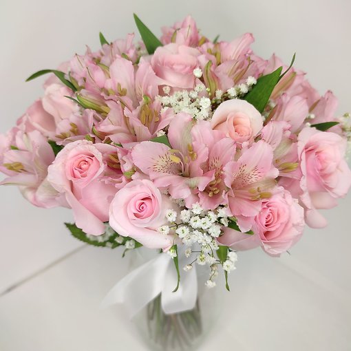 Свадебный букет для невесты из нежно - розовых Эквадорских роз, альстромерии и гипсофилы.