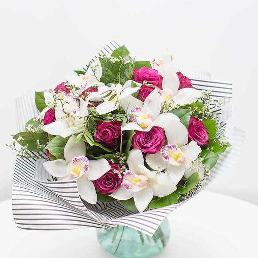 Букет из белоснежных орхидей и малиновых роз