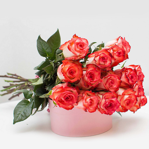 Шикарный букет бело-красных роз высотой 70 см.