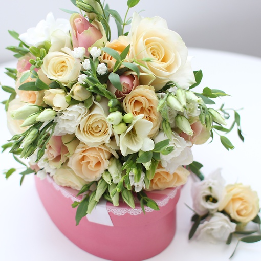 Нежный букет невесты из лизиантуса, розы эквадор 60 см, бовардии, фрезии и эвкалипта.