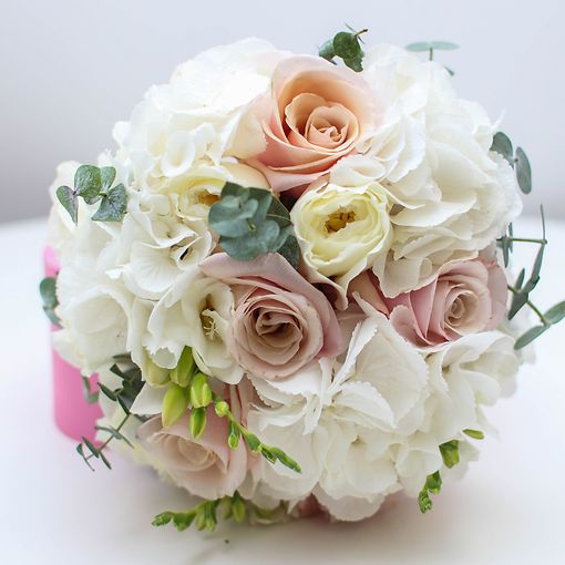 Нежный свадебный букет для невесты с гортензией, пионовидными розами и фрезией.
