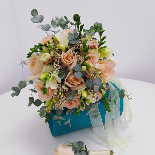 Букет невесты с бутоньеркой из розы эквадор 50 см, фрезии, хамелациума и ароматного эвкалипта.