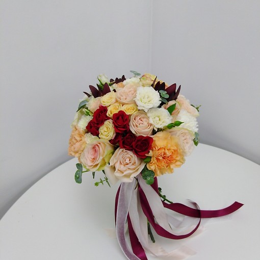 Свадебный букет в яркой цветовой гамме с экзотическим леукадом, пионовидной розой, диантусом и ароматным эвкалиптом 
