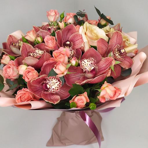 Элегантный букет с орхидеями, розой и ароматной зеленью