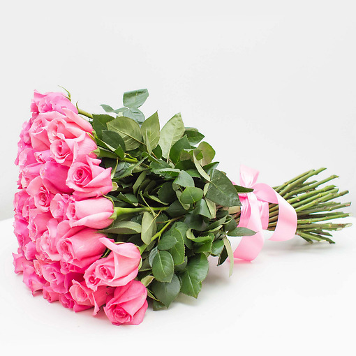 Эффектный букет из бархатистых роз розового оттенка